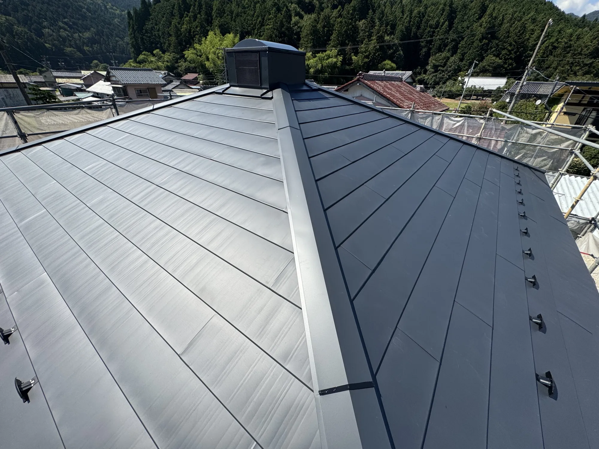 2026年8月施工　【岐阜県揖斐川町】築30年　屋根カバー工事　ベランダ貼り替え　軒天井張り替え - 施工後