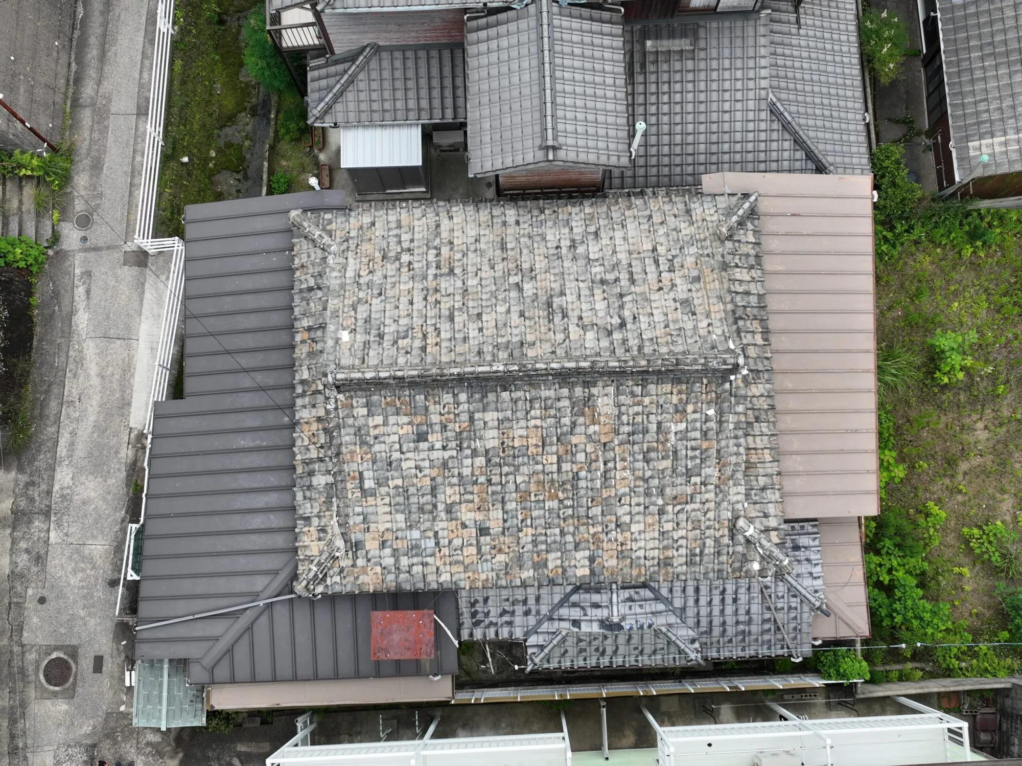 佐賀県吉野ヶ里町 E様邸｜雨漏り箇所に絞った防水シート施工で費用を抑えて雨漏り修理