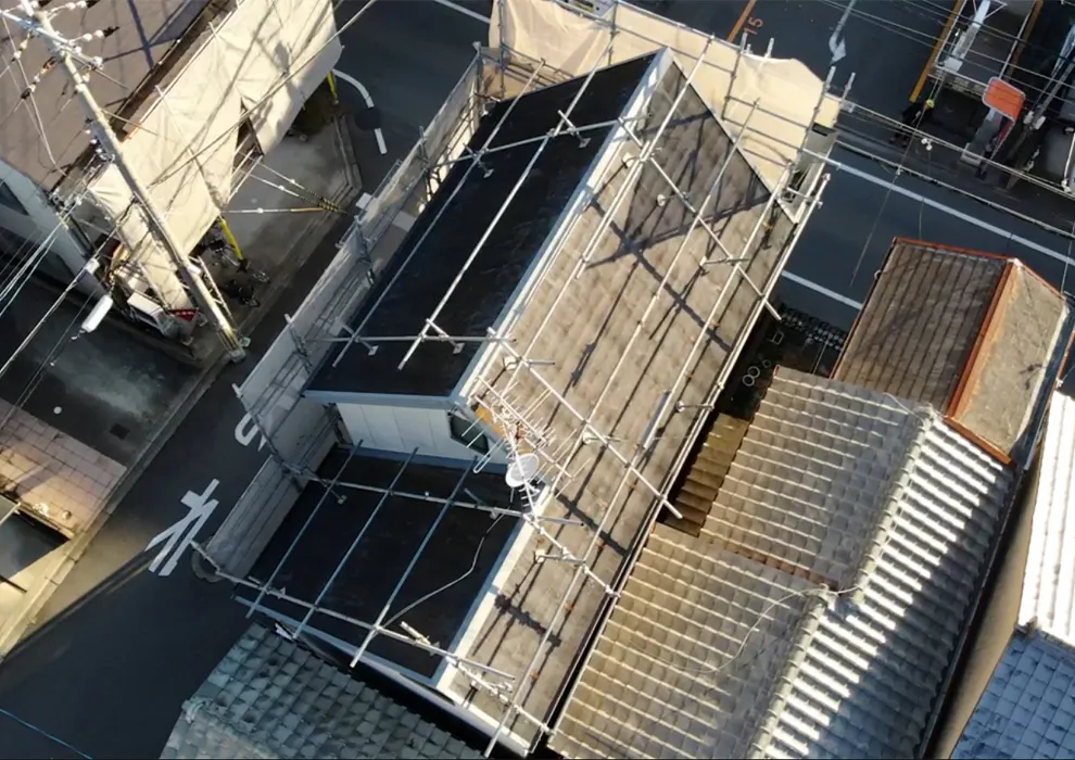 【京都市伏見区深草】急勾配の屋根｜隣地を借りない特殊足場でガルバリウム鋼板カバー工法