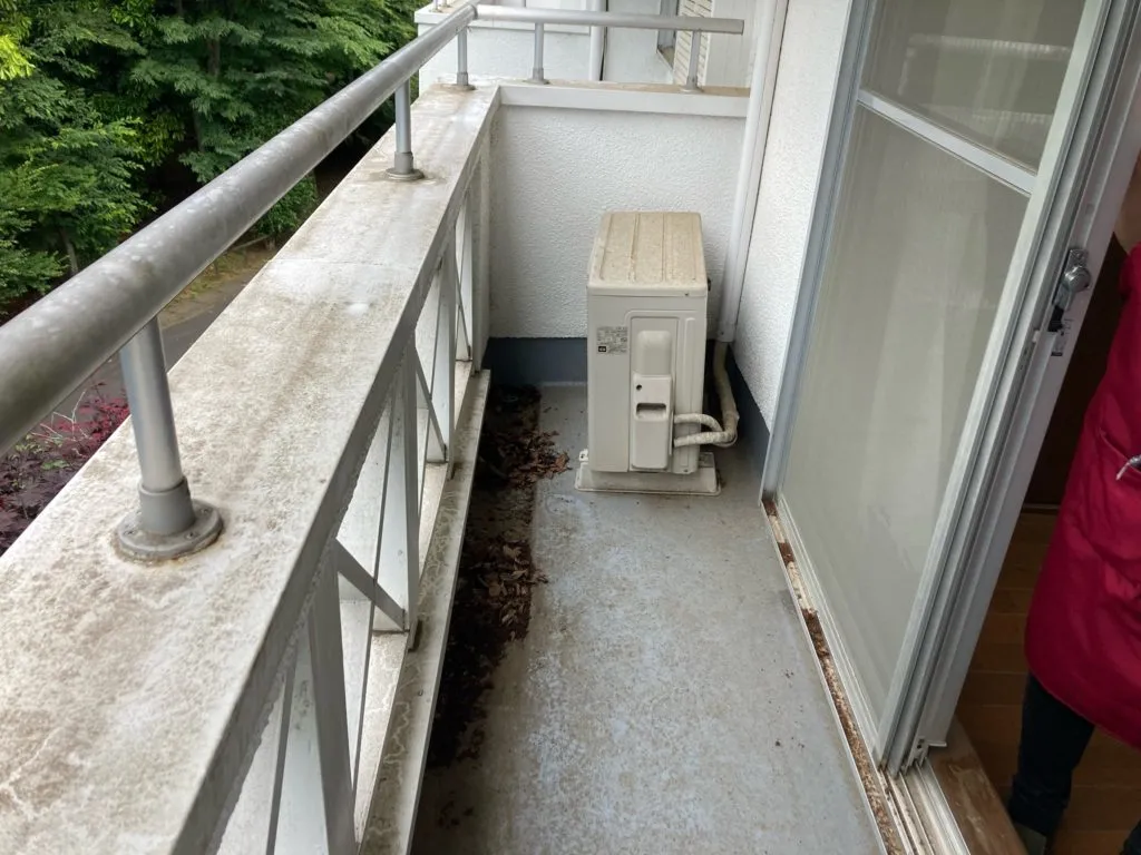 【柏市大室】サッシからの雨漏りを散水・赤外線調査で特定し、ベランダ防水と笠木新設で解消