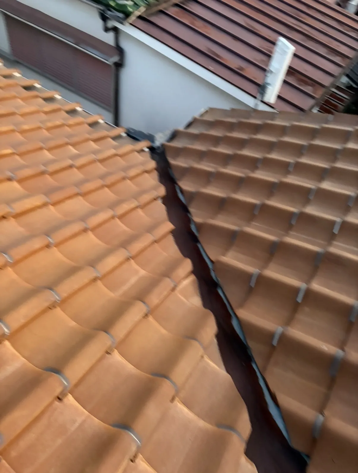 雨漏れを止めつつ、屋根を軽量化し耐震対策！！ - 施工前