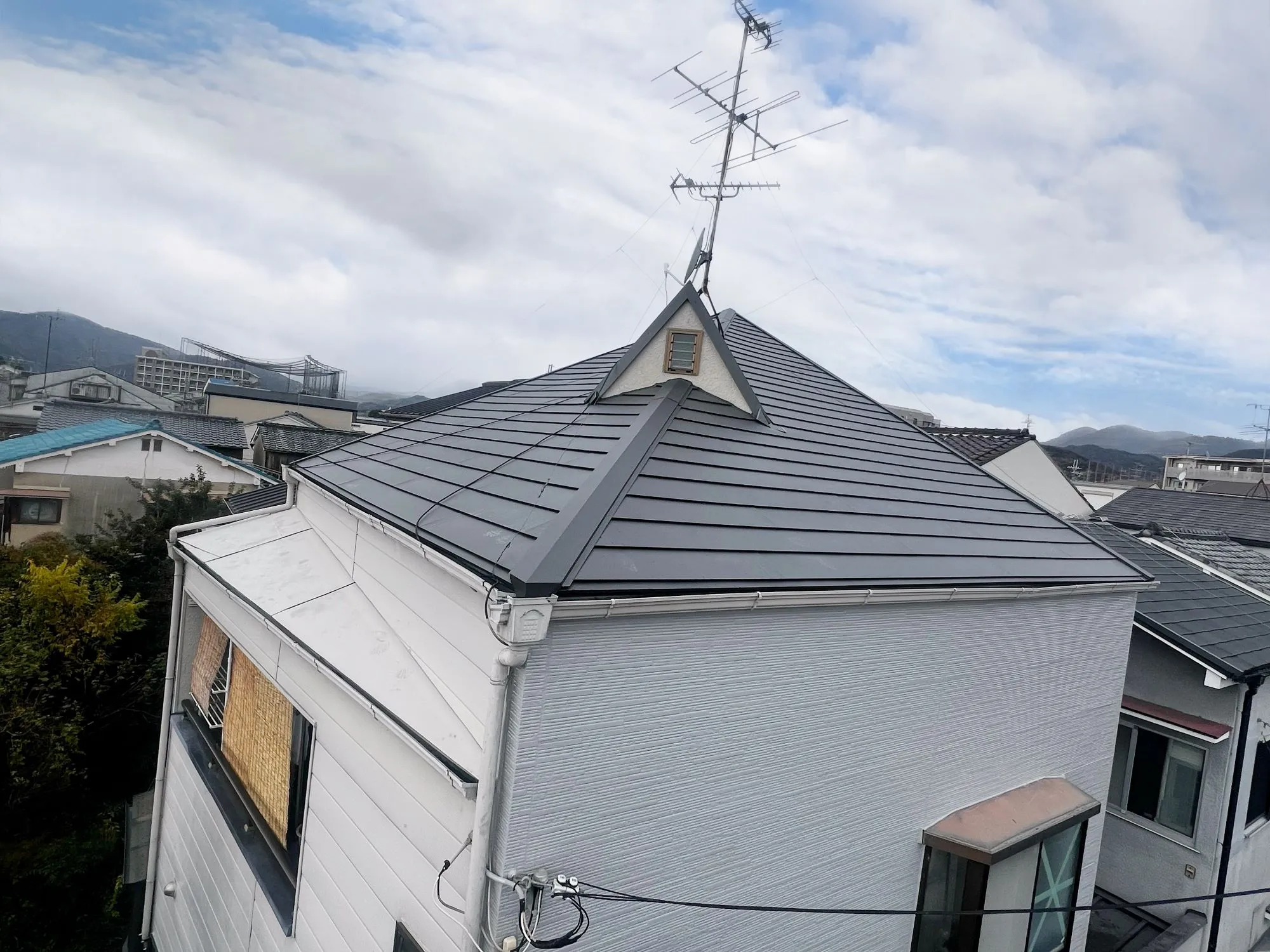 特殊な屋根も横葺きガルバリウム鋼板屋根なら綺麗に仕上がります！！ - 施工後