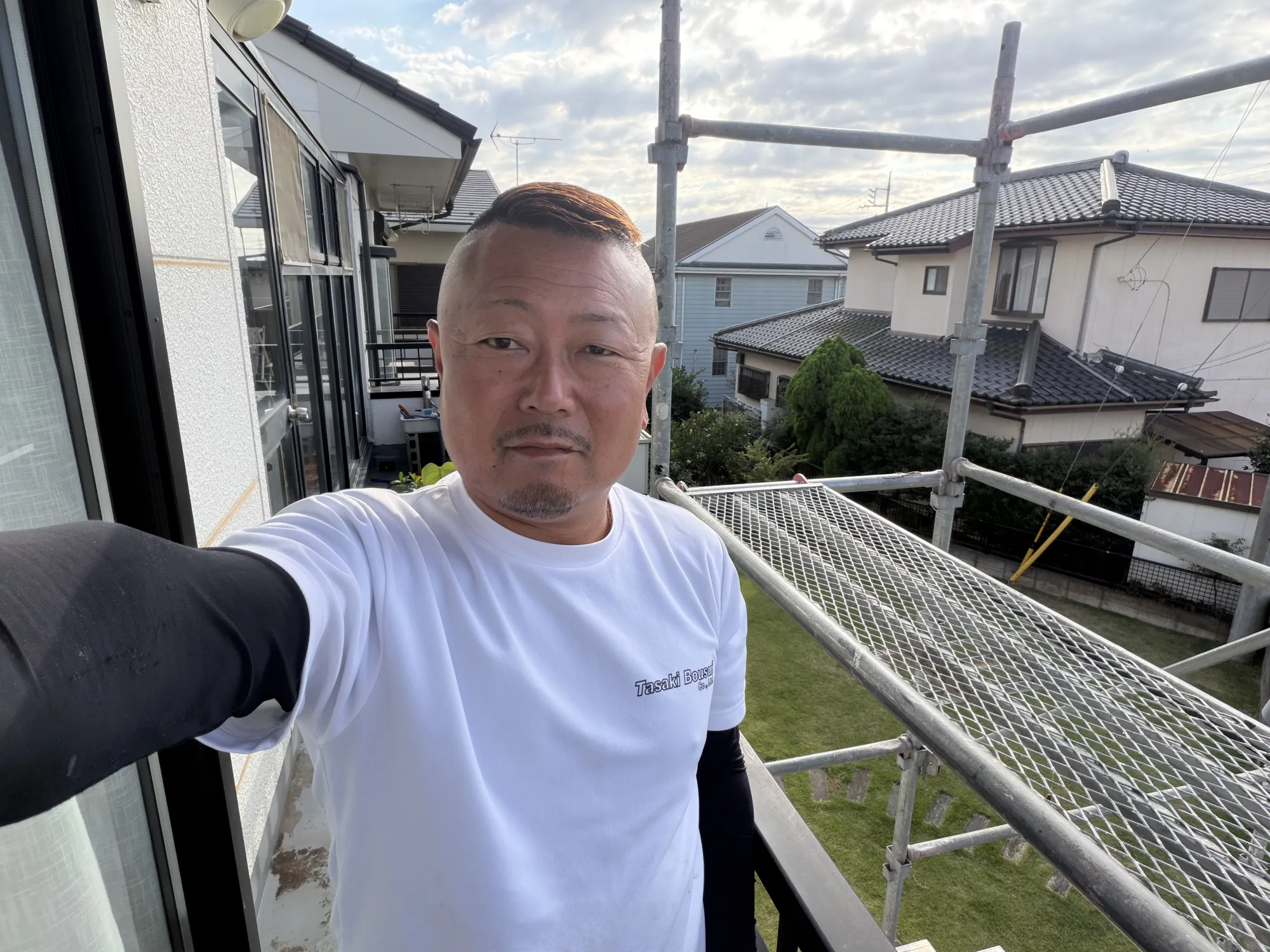 守谷市でバルコニー雨漏り修繕。ALC外壁と防水層の「突き付け納まり」が引き起こす連鎖的な漏水と、左官・ウレタン一体化による根本解決