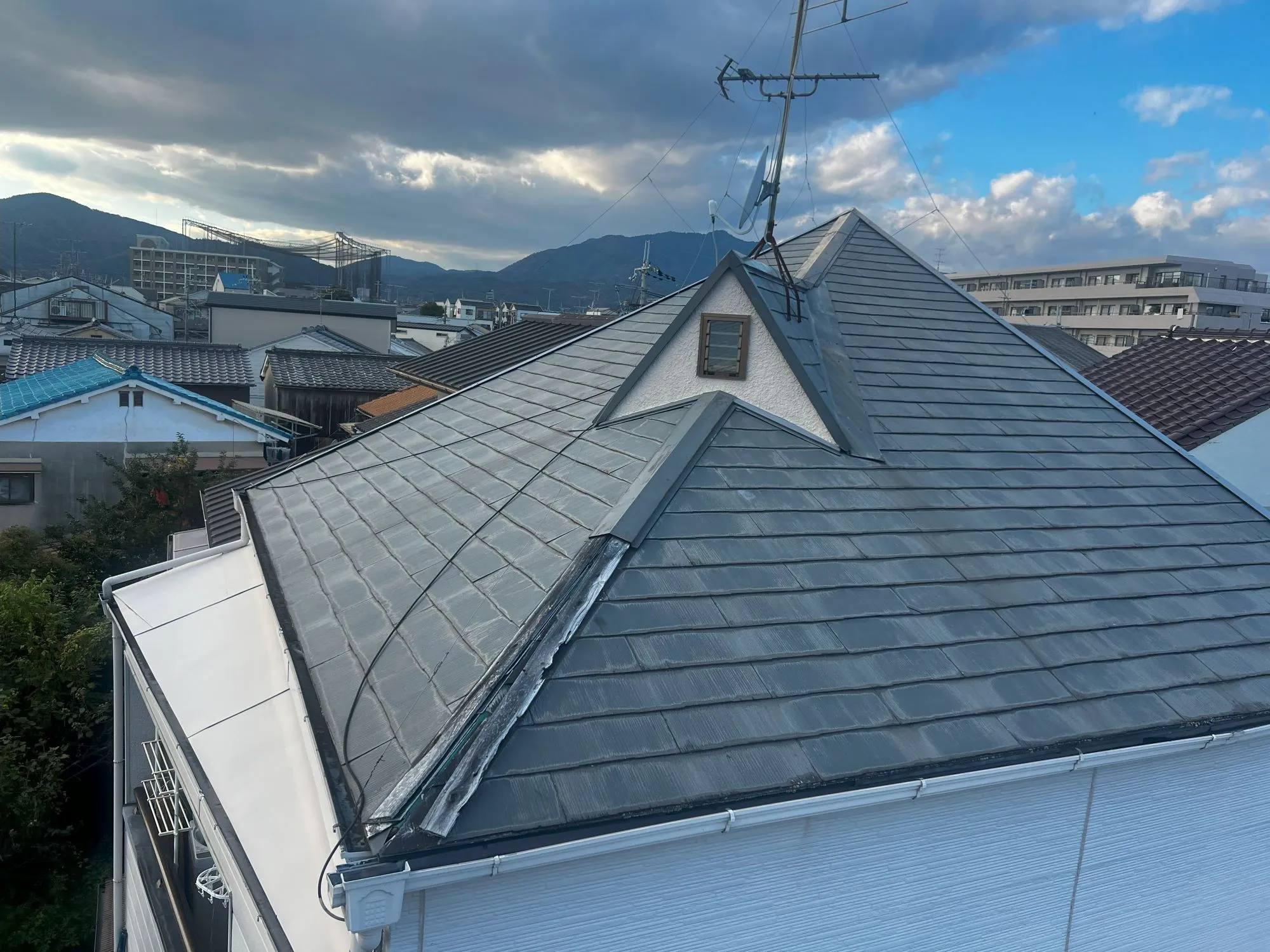 特殊な屋根も横葺きガルバリウム鋼板屋根なら綺麗に仕上がります！！ - 施工前