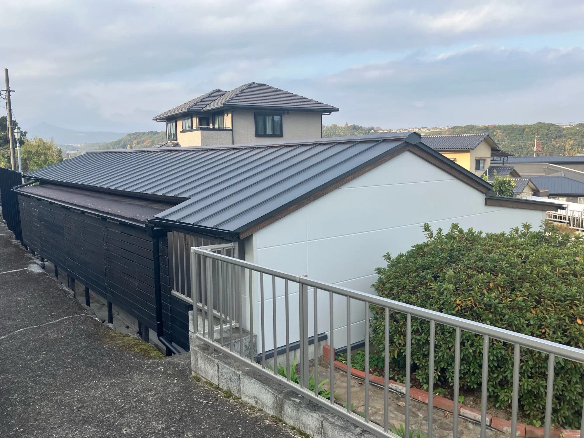 大分市　D様　屋根葺き替え　瓦から板金へ/樋工事/倉庫延長工事