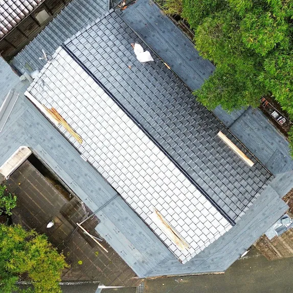 【八代市坂本町 T様邸】セメント瓦から耐久性の高い平板瓦（陶器瓦）へ❕屋根全面葺き替え工事🏠🔨