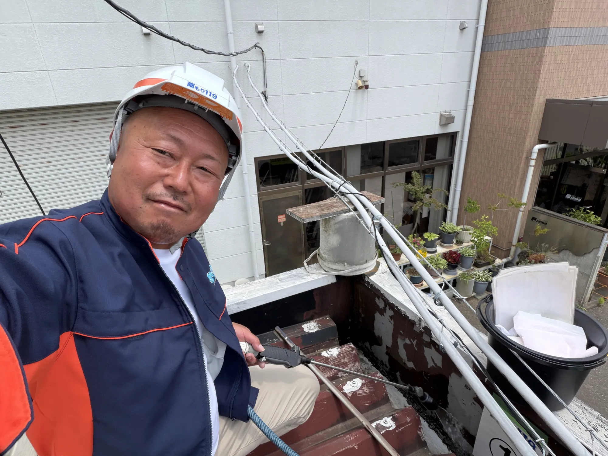 下妻市の作業場で台風による雨漏り調査。「内樋の詰まり」という思い込みと、プロが見抜く本当の原因 - 施工前