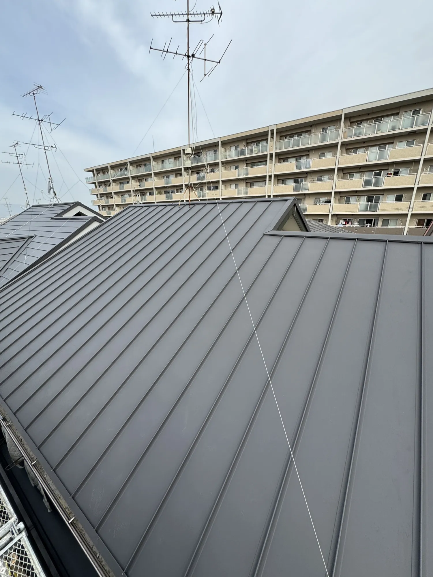 バリバリに割れて破損した屋根も新築のようにガルバリウム鋼板でカバー工法！ - 施工後