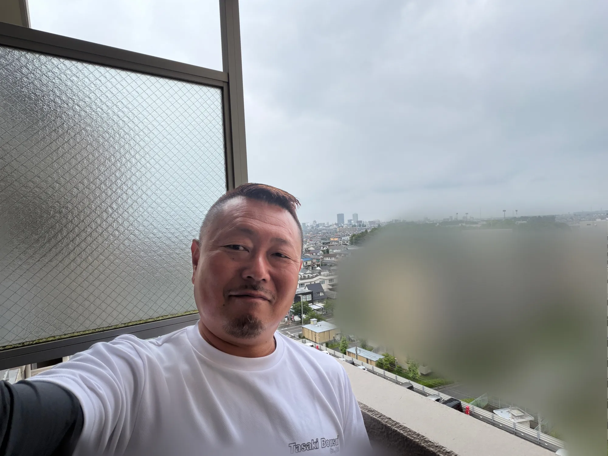 柏市の投資家様とご契約。他社が「足場必須」と断る高所の打診調査を即日可能にする、自社保有「高所作業車」の威力 - 施工前