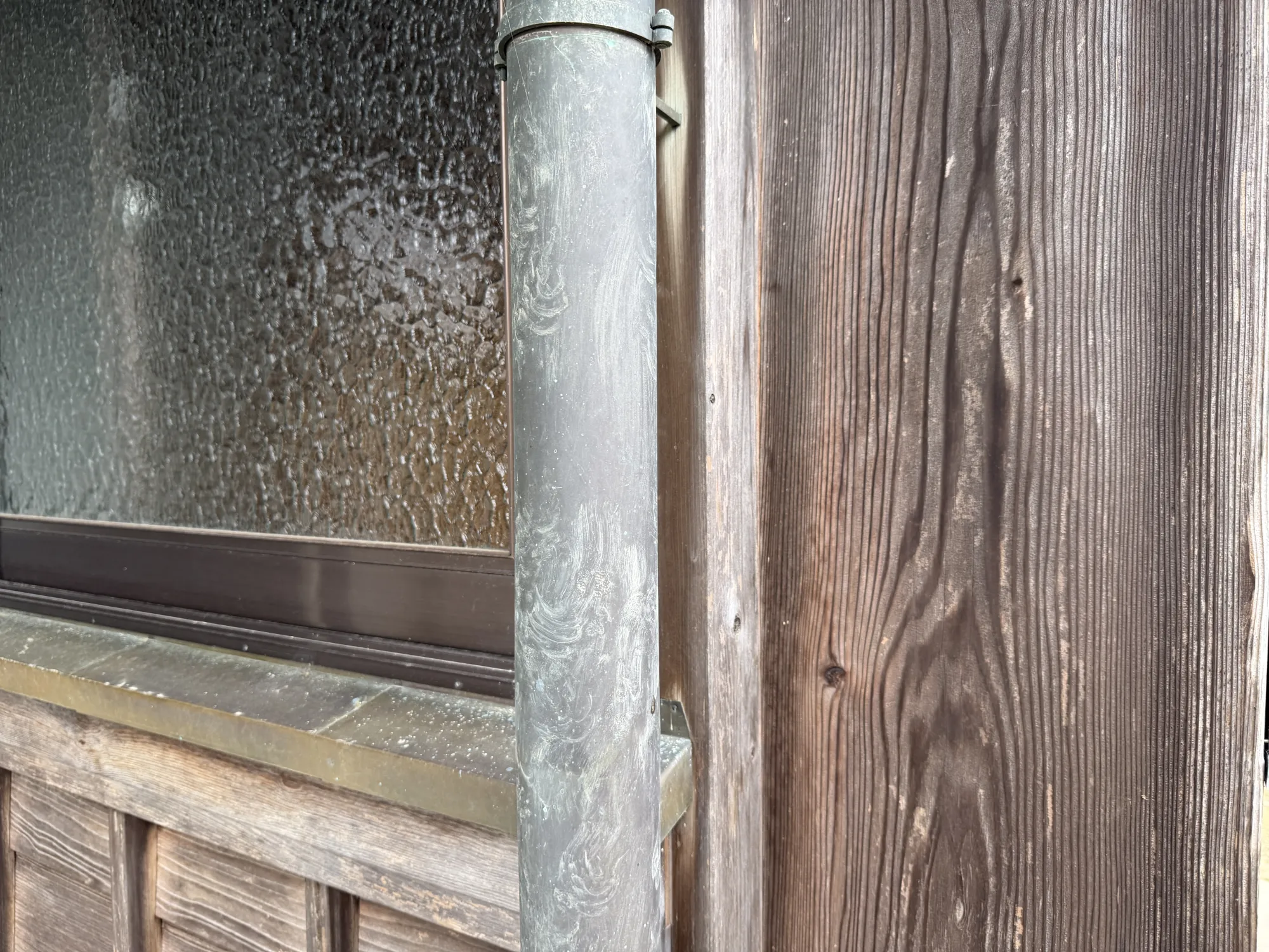 天井のシミは雨漏りとは限らない！？アライグマ・ハクビシンによる被害と、プロが見抜く「獣害」のサイン - 施工前