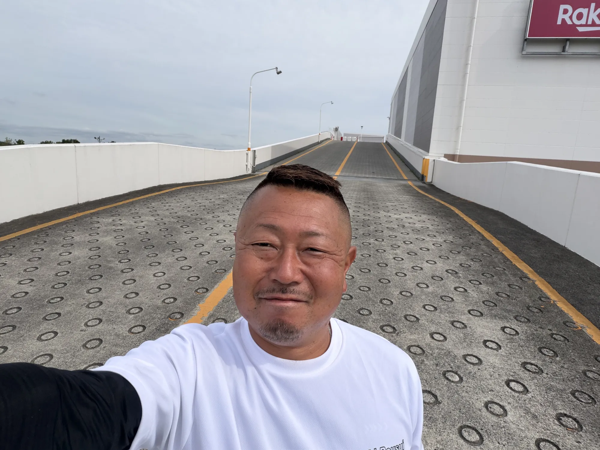 下妻市のショッピングモールで雨漏り調査。「取り合い」から何度修繕しても直らない雨漏りの原因と、解決へのアプローチ - 施工前
