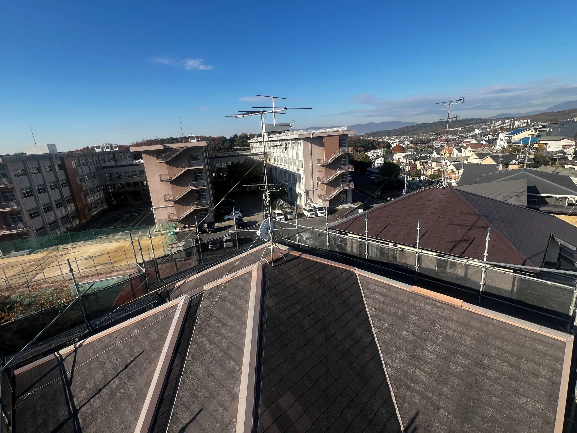 複雑な寄棟屋根だからこそ専門店の腕が鳴る！ - 施工前