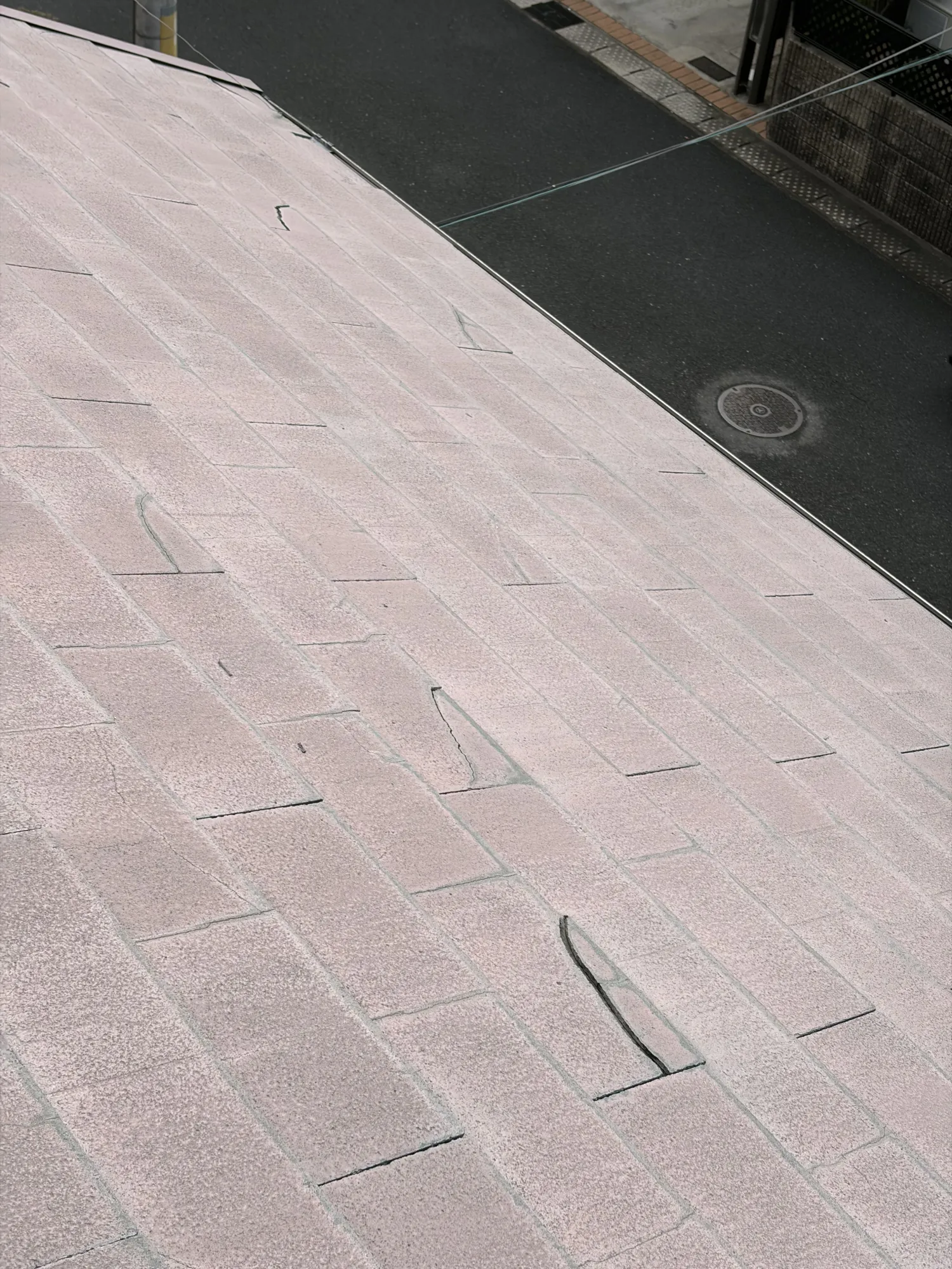 バリバリに割れて破損した屋根も新築のようにガルバリウム鋼板でカバー工法！ - 施工前