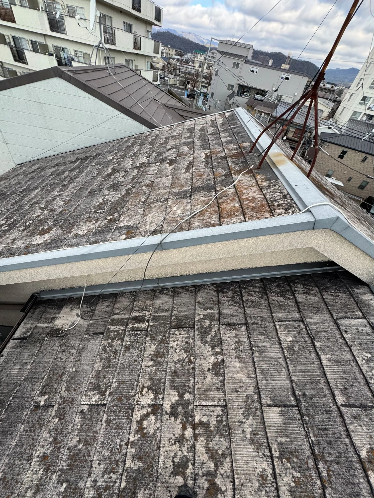 下地さえしっかりしていれば屋根は生まれ変わる！ガルバリウム鋼板でのカバー工法！ - 施工前