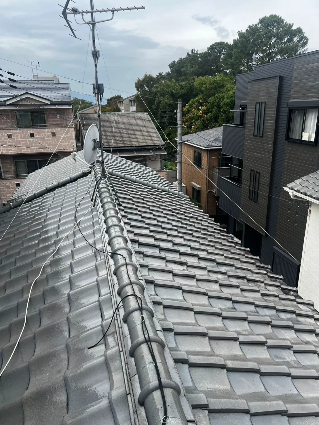 屋根を軽量化することにより耐震性も上がり一石二鳥！屋根葺き替え工事！ - 施工前